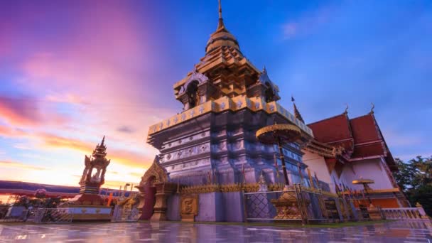 Wat Phrathat Doi Saket Landmark tempel van Chiang Mai, Thailand 4k dag naar nacht Time Lapse (tilt omhoog) — Stockvideo
