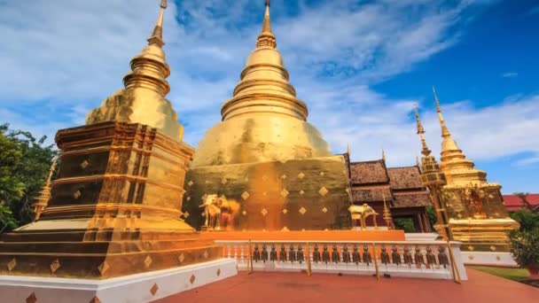 Wat Phra Singh tempel Landmark bestemming godsdienst plaats van Chiang Mai, Thailand 4k Time Lapse (tilt omhoog) — Stockvideo