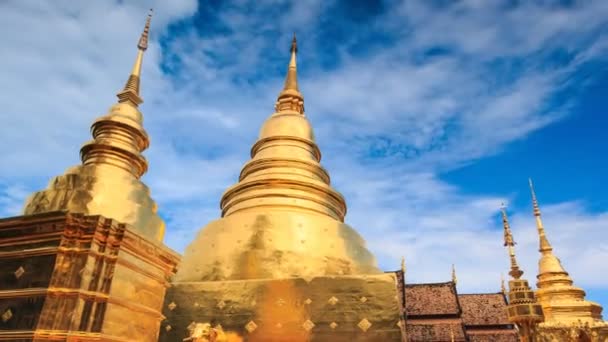 Wat Phra Singh Templo Destino Religión Lugar de Chiang Mai, Tailandia 4K Time Lapse (zoom out ) — Vídeo de stock