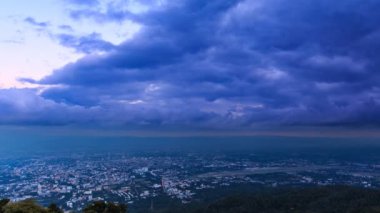 Gün gece zaman atlamalı Cityscape Chiang Mai, Tayland için