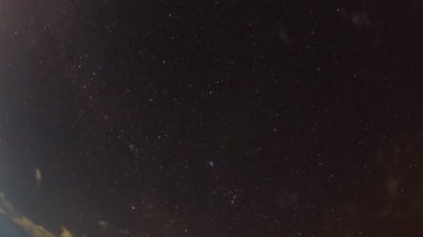 Yıldızlı gece gökyüzü 4k zaman atlamalı hareketinde (3 çekim)