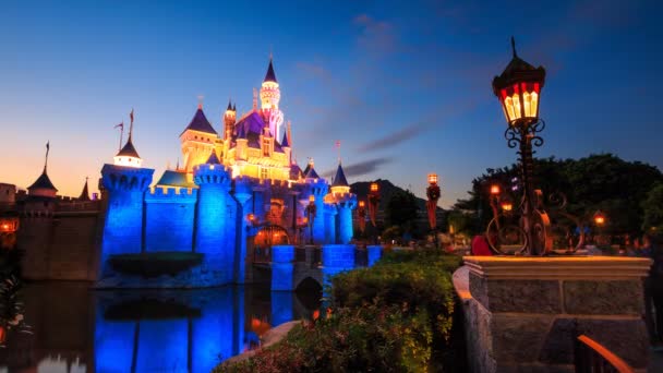 Hong Kong Disneyland Castle 4k zaman atlamalı gün gece (2 çekim) — Stok video