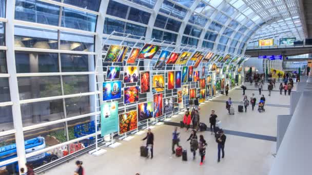 Hong Kong, Chine - Novembre 26 : 4k Time Lapse Vidéo de navetteurs marchant dans l'aéroport international de Hong Kong, Hong Kong 2016 — Video