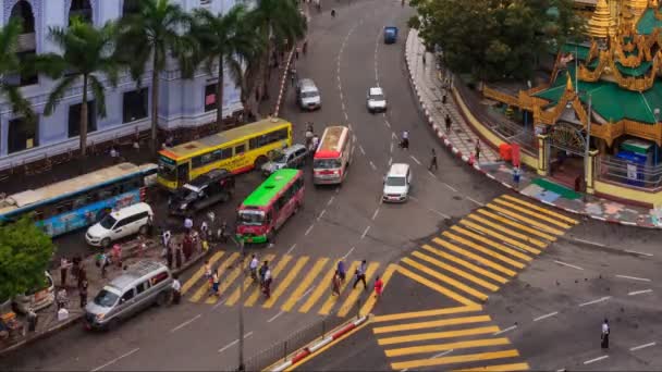 Місті Yangon М'янмі - 10 червня: Час проміжок трафіку громадського транспорту і Бірманська людей, що йдуть місті Yangon місто, М'янма 2016 — стокове відео