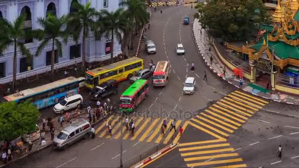 Місті Yangon М'янмі - 10 червня: Час проміжок трафіку громадського транспорту і Бірманська людей, що йдуть місті Yangon місто, М'янма 2016 (масштабу) — стокове відео