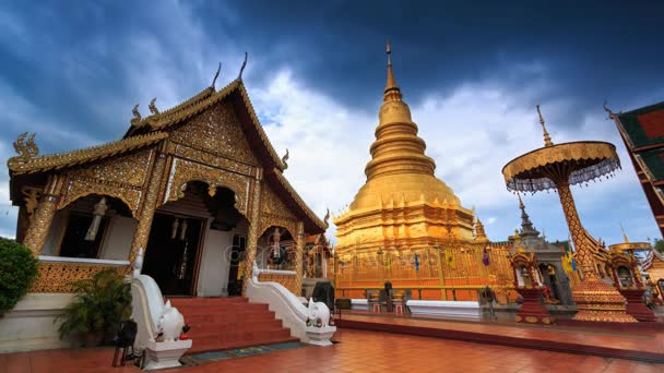 Wat ναό του Πράτατ Hariphunchai Voramahvihan ορόσημο του ναού το Rarin, Ταϊλάνδη 4k Time Lapse — Αρχείο Βίντεο