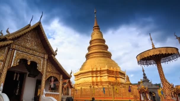 Wat Phrathat Hariphunchai Voramahvihan 地标 Lumphun 寺，泰国 4 k 时间流逝 （放大) — 图库视频影像