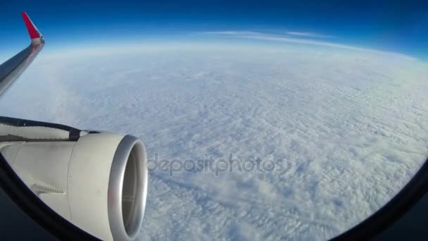 Крыло самолета "Time Lapse" в полете через окно самолета — стоковое видео