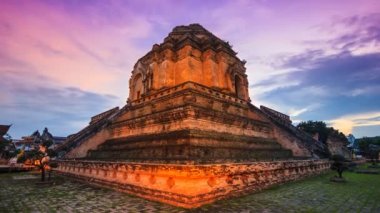 WAT Chedi Luang Landmark seyahat etmek tapınak Chiang Mai, Tayland gece gün 4k için zaman atlamalı