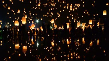 Birçok gökyüzü yangın fenerler yüzen kadar Sky içinde Yee Peng Lanna uluslararası 2016 ve yansıma su dönüm noktası hedef seyahat, Chiang Mai, Tayland (tilt kadar)