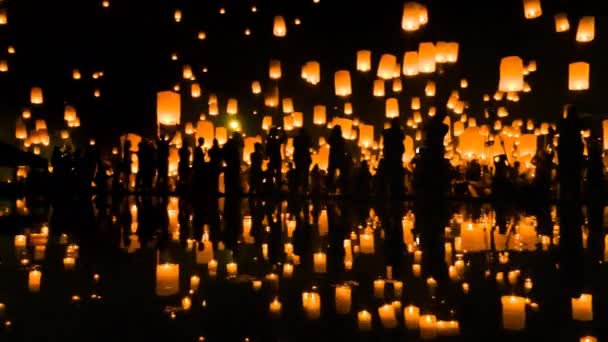 Mnozí Sky Fire lucerny plovoucí k nebi v Yee Peng Lanna mezinárodní 2016 a reflexe na cílový mezník vodní cesty z Chiang Mai, Thajsko — Stock video