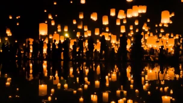 Muitas lanternas de fogo do céu flutuando até o céu em Yee Peng Lanna International 2016 e reflexão sobre o destino de referência da água Viagem de Chiang Mai, Tailândia (zoom out ) — Vídeo de Stock