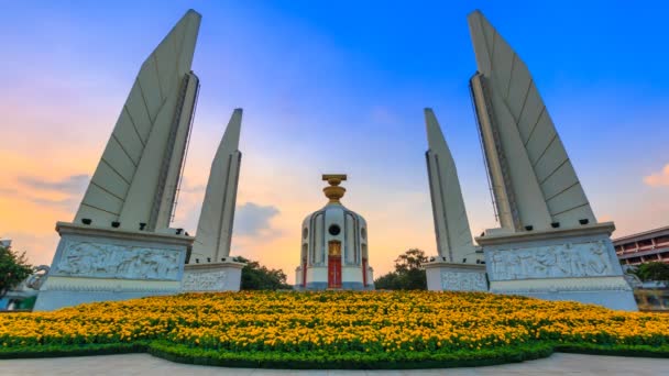 Democratie Monument van Thailand 4k dag nacht tijd vervalt — Stockvideo