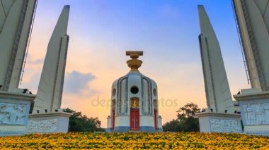 Tayland demokrasi Anıtı 4k gün gece zaman atlamalı (uzaklaştırmak için)