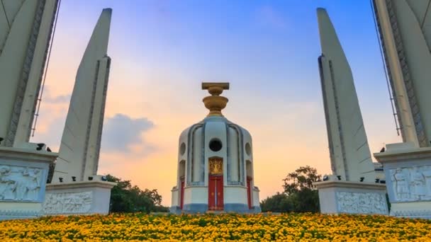 Demokrati Monument i Thailand 4k dag till natt tidsfördröjning (zooma ut) — Stockvideo