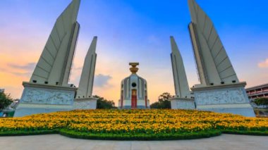 Tayland demokrasi Anıtı 4k gün gece zaman atlamalı (tilt kurmak için)