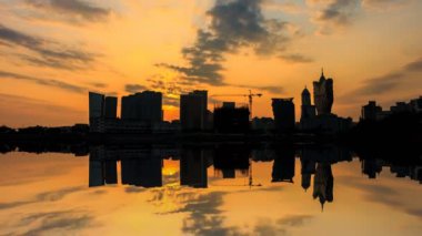 Macau şehir bina On Sunset ve yansıma 4 k zaman atlamalı siluet (2 çekim)