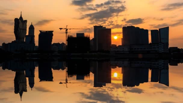 Silhouette Macau City Building bei Sonnenaufgang und Reflexion 4k Zeitraffer (2 Aufnahmen)) — Stockvideo