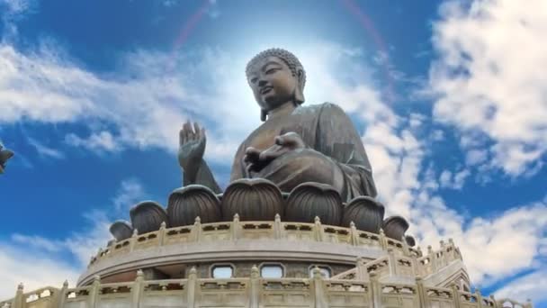 Tian Tan Buddha berömda Big Buddha statyn Landmark resor platser av Ngong Ping, Hong Kong (zooma ut) — Stockvideo
