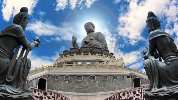 Tian Tan Buda'nın ünlü büyük Buda heykeli Landmark seyahat yerler, Ngong Ping, Hong Kong (yakınlaştırma) — Stok video