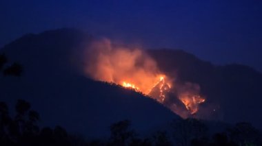 Söndürülmesi güç ateş yanan olarak Mountain 4k zaman atlamalı (yakınlaştırma)