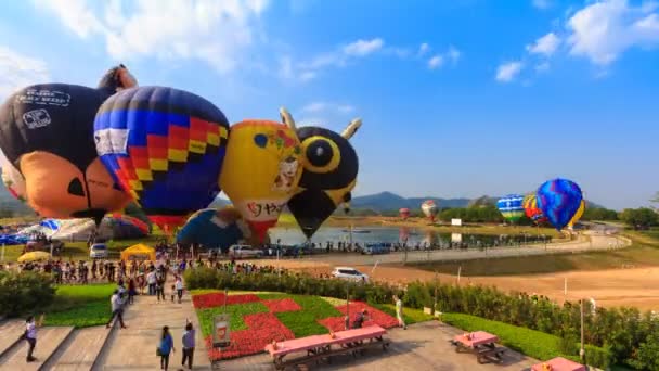 Chiang Rai, Tailândia - 17 de fevereiro de 2017: balões de ar quente de lapso de tempo inflam e muitos povos desfrutam no Singha Park International Balloon Fiesta 2017 — Vídeo de Stock