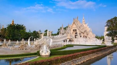 WAT Rong Khun güzel beyaz tapınak Landmark seyahat yer, Chiang Rai, Tayland 4k zaman atlamalı (yakınlaştırma)