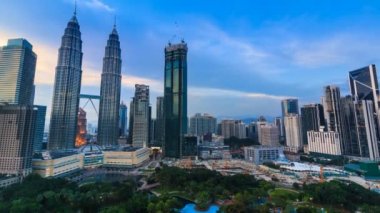 Kuala Lumpur Cityscape Landmark seyahat yer Malezya 4k gün gece zaman atlamalı (tilt kurmak için)