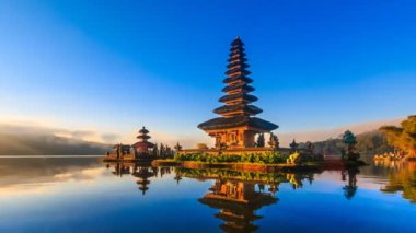 Pura Ulun Danu Bratan, Bali Landmark seyahat yer Endonezya 4k zaman atlamalı (pan vurdu)