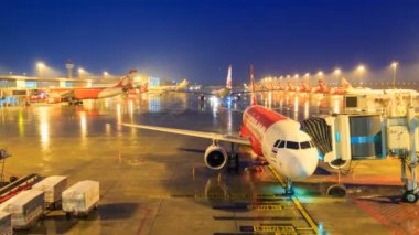Bangkok, Tayland - 20 Temmuz 2017:4 k zaman atlamalı uçak, Airasia hava yolları otopark ve uçuş Don Mueang Uluslararası Havaalanı (Dmk) Bangkok, Tayland, Thailand (uzaklaştırmak için beklemede kalın)