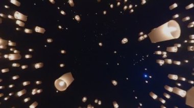 Birçok güzel yangın feneri Yee Peng Loy Krathong Festivali 'nde havada süzülüyor. Tayland, Chiang Mai' de seyahat ediyor.