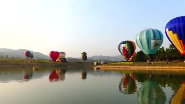 泰国清莱 2018年2月14日 辛哈公园的热气球和许多人在2018年国际气球节享受 — 图库视频影像