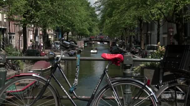 Ein amsterdam bike mit dem bloemgracht kanal im hintergrund — Stockvideo