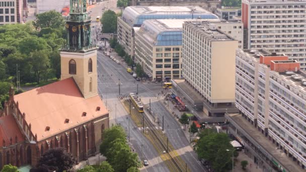 Luftaufnahme von Straßenbahnen, die eine Kreuzung überqueren — Stockvideo