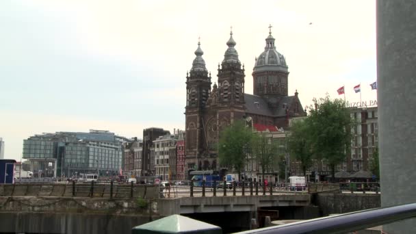 Sankt Nikolas-basilikaen og Amsterdam-senteret – stockvideo