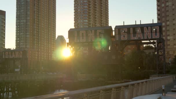 Statický záběr značek v Long Island City — Stock video