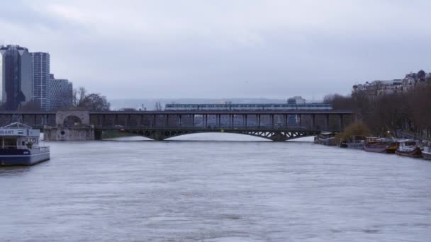 Statische Weitwinkelaufnahme eines Zuges, der während der Pariser Überschwemmungen den Pont de bir-hakeim überquert — Stockvideo