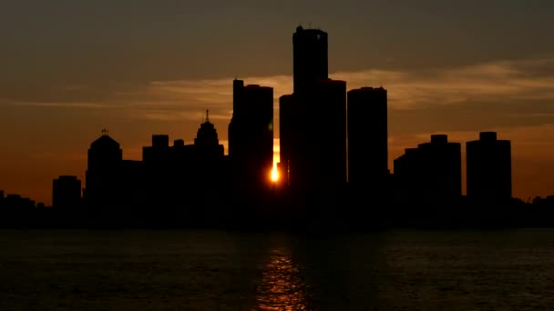 Закат и силуэт в центре Детройта — стоковое видео