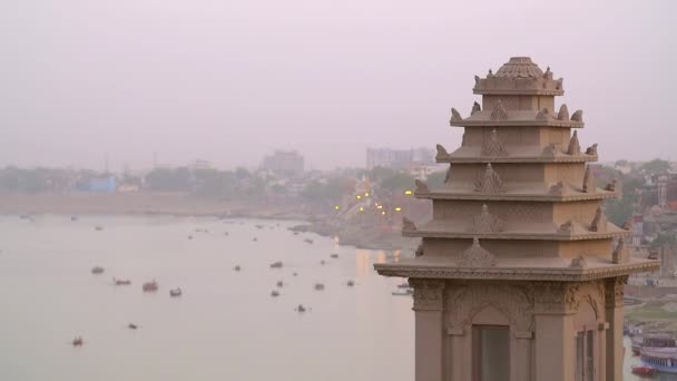 The top of an ornate tower with the Ganges in the background — Stock Video