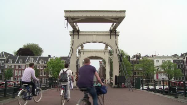 Rad- und wandertouristen entlang der magere brug in amsterdam — Stockvideo