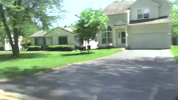 Bir banliyö komşuları'nda ılımlı bir hızda sürüş — Stok video