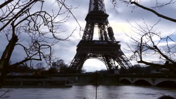 zatopené řeku Seinu z Eiffelovy věže na pozadí