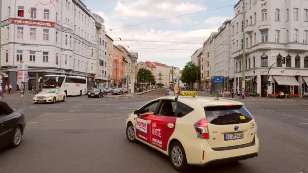 Ruchliwym skrzyżowaniu w Berlinie — Wideo stockowe