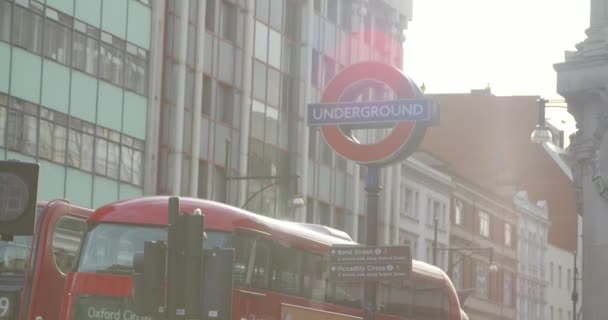 Un disparo inclinado hacia Oxford Circus — Vídeos de Stock