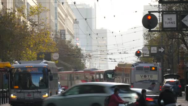 Panák stacionární rušnou ulici v San Franciscu — Stock video