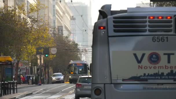 在繁忙的旧金山大街上一张固定的公共汽车 — 图库视频影像