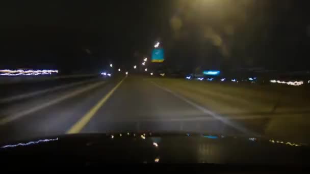 Μια ώρα λήξη ενός αυτοκινήτου οδηγώντας στην εθνική οδό τη νύχτα — Αρχείο Βίντεο