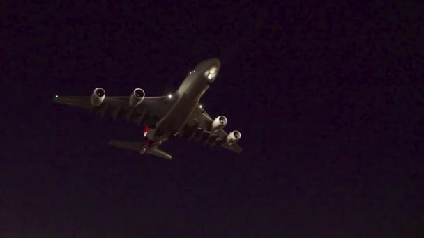 A380 repülőgép leszállás éjjel — Stock videók