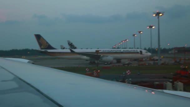 Taxi in aereo all'aeroporto Changi di Singapore — Video Stock