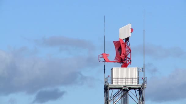 Radar do aeroporto rotativo — Vídeo de Stock